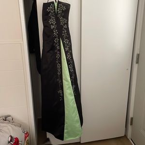 Green and black floral design dress! Lovely color and backing!